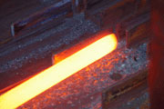 Прокатка полосы. Мы производим малые партии металлопроката из инструментальных, нержавеющих, жаропрочных, жаростойких, прецизионных, быстрорежущих сталей и сплавов.